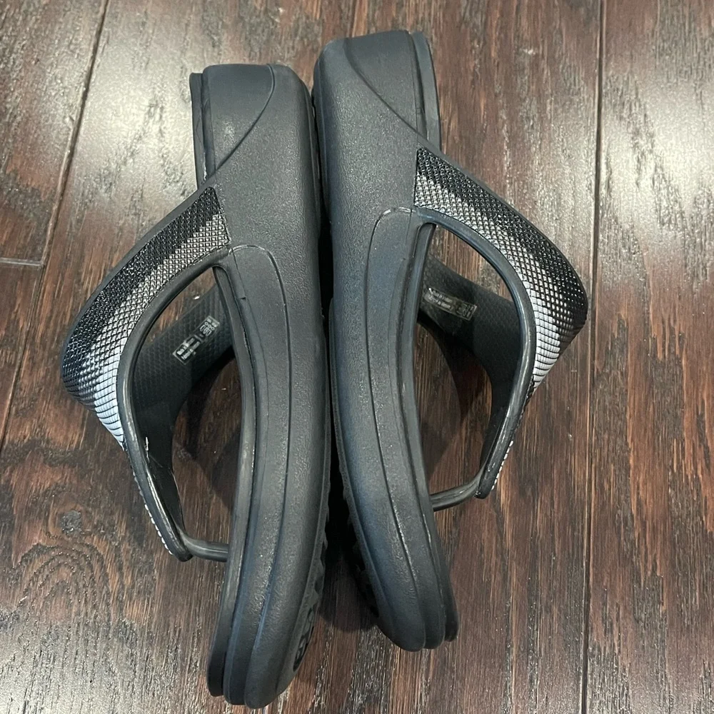 Crocs Monterey Beaded Thong Sandal Size 9 Black Slip On Wedge Flip Flops